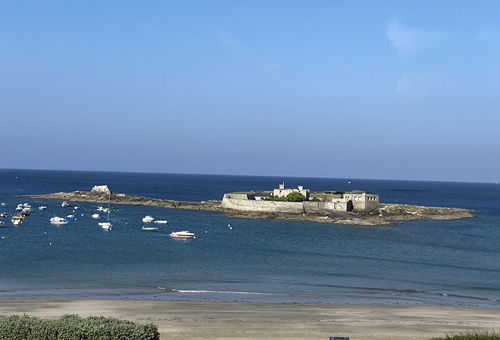 Splendide vue mer pour cet appartement situé au 2ème étage, à 30 m de la...