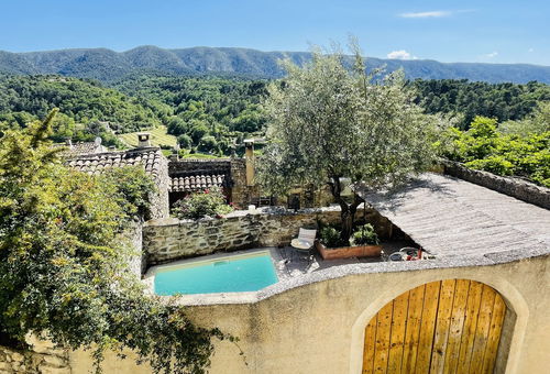 Lovely village house with pool and outstanding views on Ménerbes