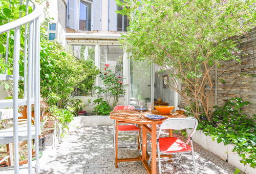 Appartement avec terrasse au rez-de-chaussée d'un immeuble ancien entre le...