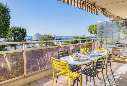 Newly refurbished 78 m² 3P flat with large 10.9 m² covered terrace 
Sea...
