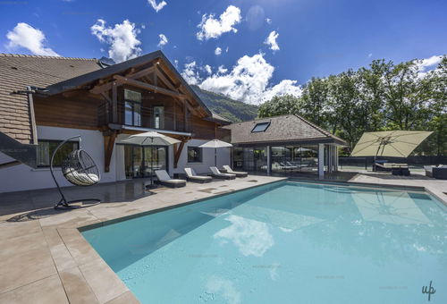 Exceptional villa accommodating up to 10 people.