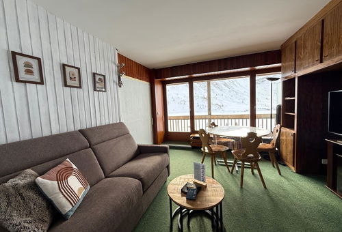 Avec une décoration et un ameublement confortable