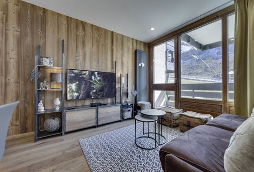 Renovated modern apartment ski in and out.