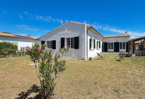 Superb villa close to shops with garden
