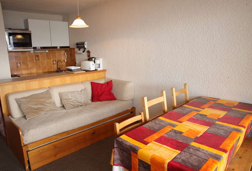 Cosy, well-equipped apartment with a bedroom sleeping 4, in calm residence...