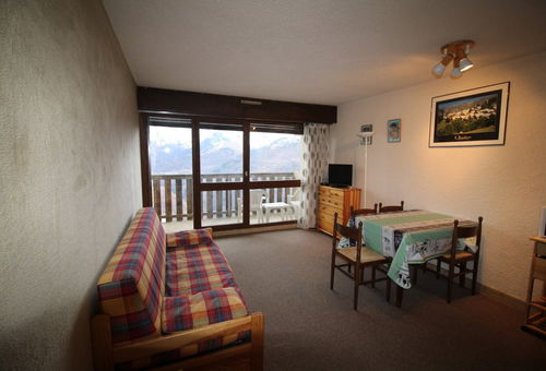 Spacious studio in calm residence 200 metres from ski lifts and amenities.