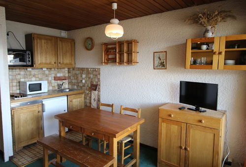 Well-equipped convenient studio in ski to door residence close to all amenities