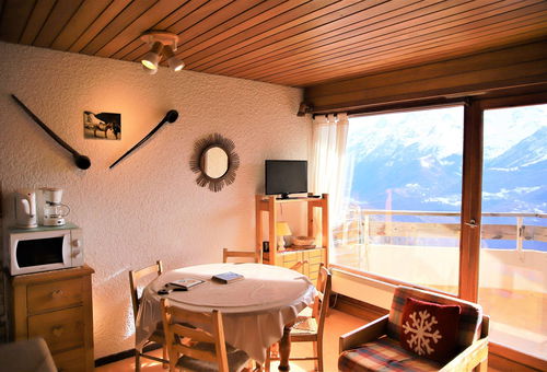 Neat and convenient studio in ski to door residence close to all amenities...