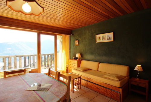 Comfortable and well-equipped apartment in ski to door residence, with one...