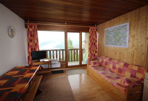 Well-equipped duplex with one bedroom sleeping 3, in ski to door residence
