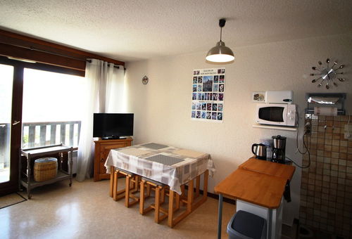 Pleasant studio with a nice decoration, very well equipped, in ski to door...