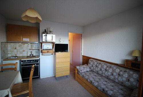 Cosy and well equipped studio in calm residence 300 metres from ski lifts and...