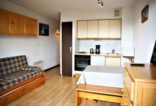 Convenient and comfortable studio with a small bedroom, in calm ski to door...