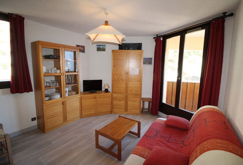 South facing cosy ski to door studio close to shops