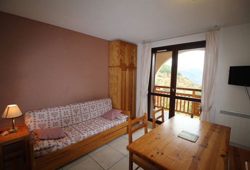 Lovely and comfortable renovated studio, with new beds and much storage...