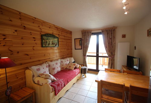 Well decorated South facing apartment with a double bedroom