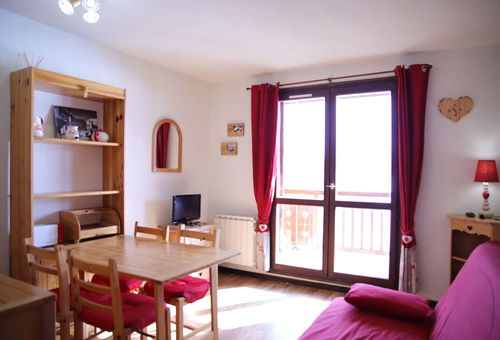 Very nice studio, well-kept decoration in mountain chalet style, very well...