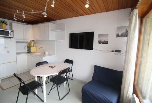 Convenient studio, renovated , in ski to door residence.