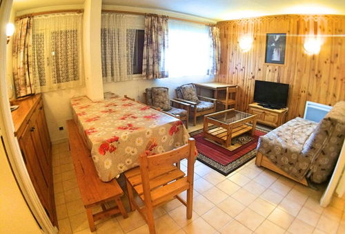 Vars Les Claux (05) - bottom of resort - Le Crévoux Residence Apartment 4...