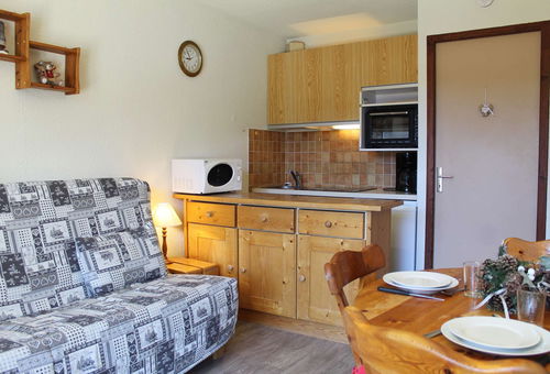 Vars Les Claux (05) - Les Alpages residence - Resort center and foot of...