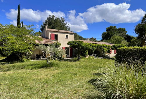 20 minutes from Aix en Provence and Lourmarin.