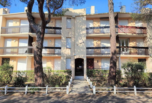 Houses 3 floors located between 100 and 300 meters from the beach in a quiet...