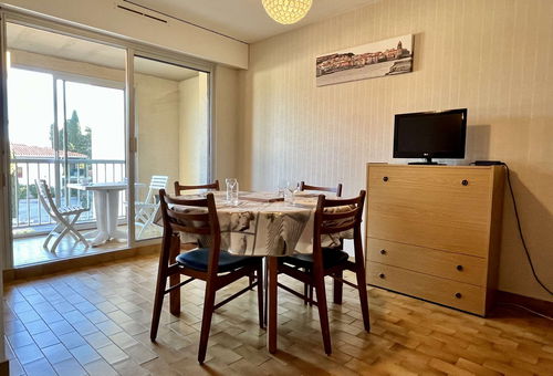 Residence of 3-storey car parks and garages, 
300 m from the beach. Quiet...
