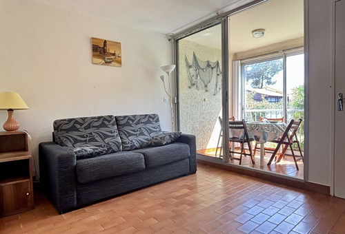 Residence of 3-storey car parks, located 400 m from the beach, shops nearby....