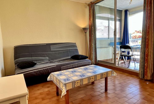 Residence of 3-storey car parks, located 400 m from the beach, shops nearby....