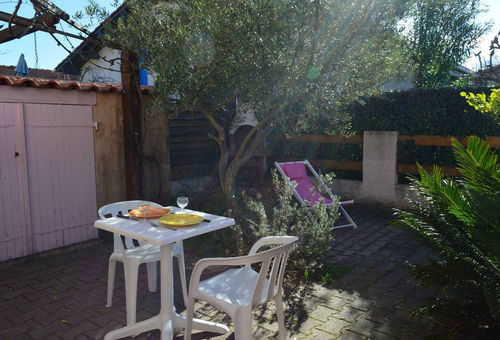 Group of small houses with parking, situated 800 m from the beach, in a very...