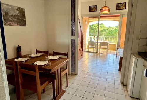 Residence of 3 storeys with a swimming pool and private parking spaces to 400...