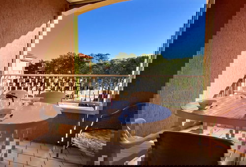 Residence of 3 storeys with a swimming pool and private parking spaces to 400...