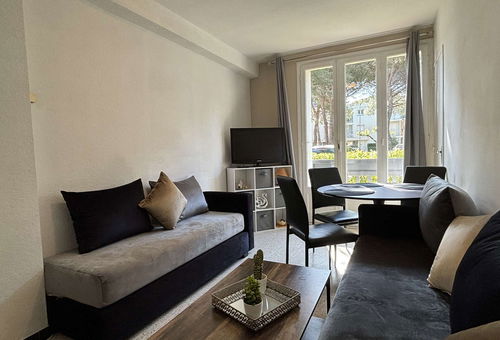 Residence 2 storeys with interior patio, located 
50 metres from the beach...