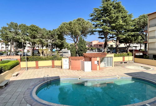 Residence of 3 storeys with a swimming pool and private parking spaces to 400...