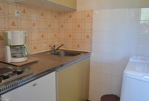 Residence of 3-storey car park, 300 m from the beach, shops close. 

LES...