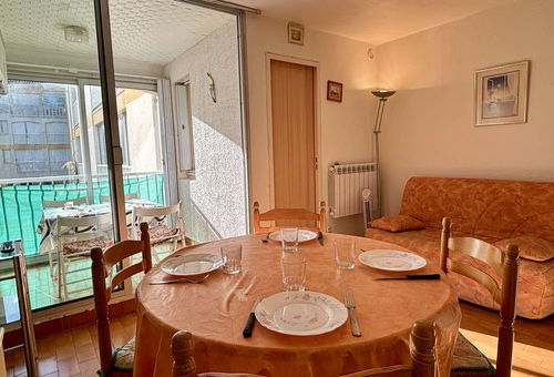 Residence of 3-storey car parks, located 400 meters from the beach, shops...