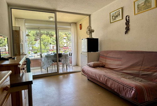 Residence of 3 storeys with a swimming pool and private parking spaces to 400...