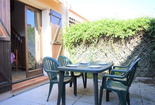 Several little houses in 400 m from the sea with shops. 

house type P3 +...