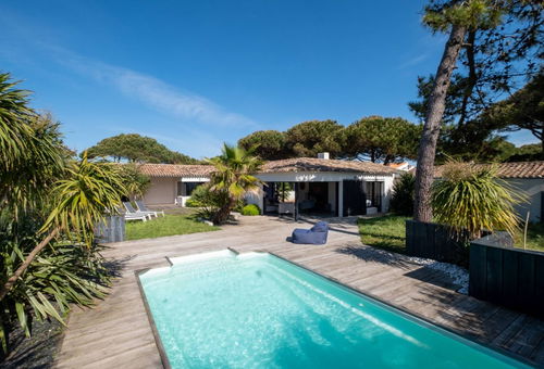 À deux pas de la plage des Grenettes à Sainte-Marie-de-Ré, cette villa...