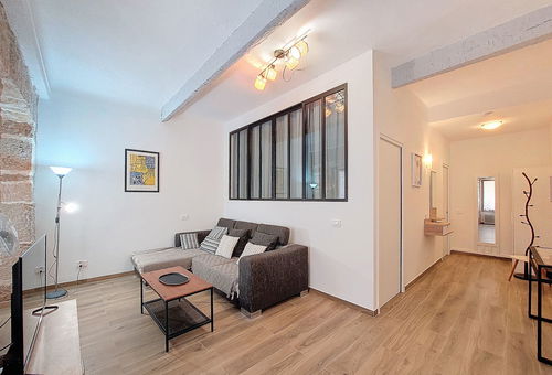 Charming, tastefully apartment. Ideally located on the prestigious Promenade...