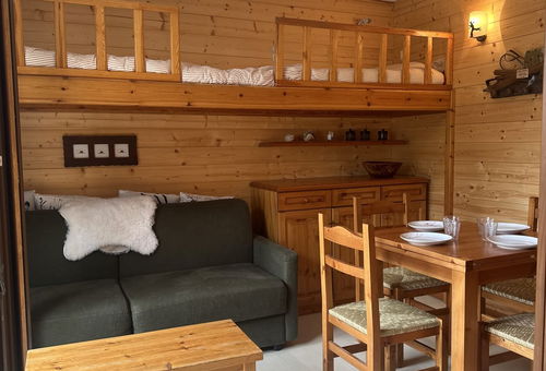 10 minutes walk from the village of Auron