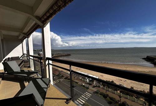 Bel appartement avec vue panoramique sur mer.