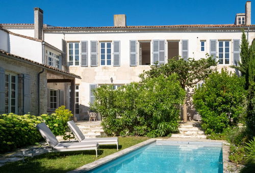 Magnifique bâtisse avec piscine et jardin au coeur du village de Saint Martin...