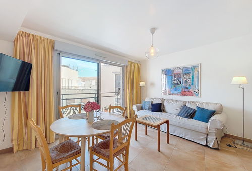 A charming, fully air-conditioned 2-room apartment