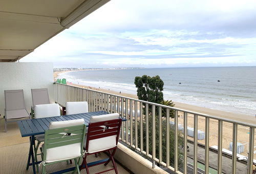 Sea view facing the beach.
