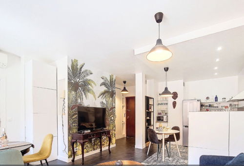 Attractive, fully air-conditioned apartment located in the Carré d'Or...