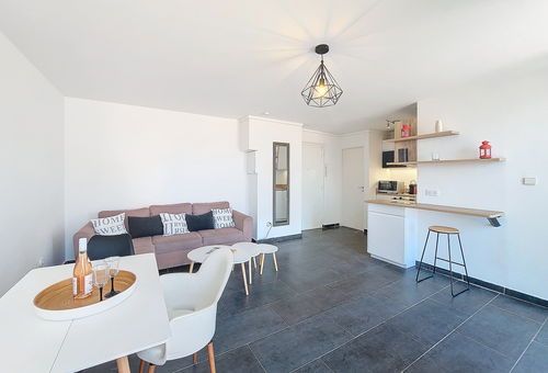 Charming air-conditioned apartment with 2 small balconies overlooking the...