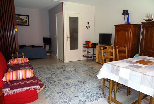 Situation idéale, tout à pieds, plage du Nau, bois, port et commerces.