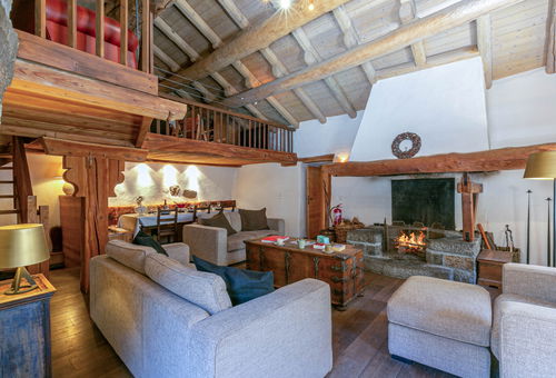 Independent chalet of 152m2 on 3 levels located in the heart of the old...