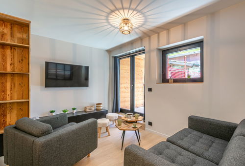 Three rooms of 49m2 which can accommodate 5 people On the 1st floor of the...